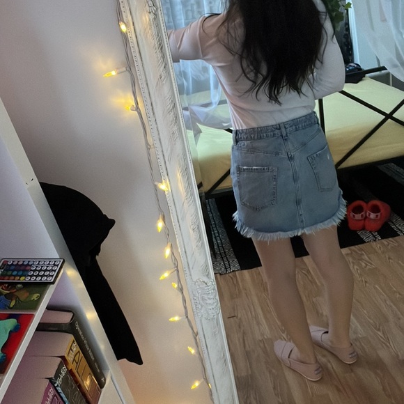 Garage Distressed Frayed Denim Zipper Skirt - Picture 4 of 10